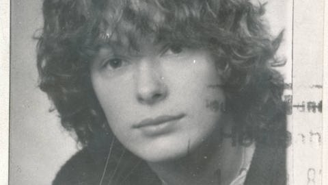 Das schwarz-weiße Passfoto einer jungen Frau: Sabine Rahn verschwand am 11. März 1983 in Heidenheim, drei Tage später fanden Kinder die Leiche der jungen Frau.  (Foto: Pressestelle, Polizeipräsidium Ulm)