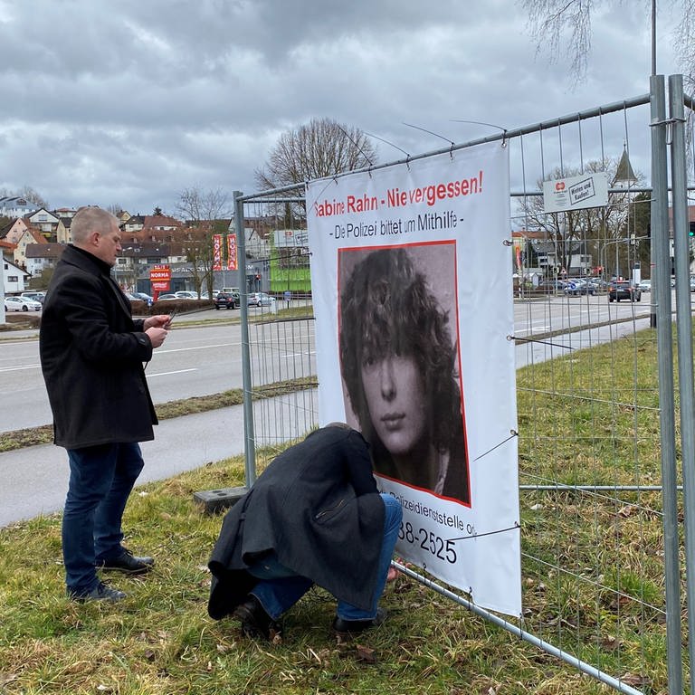 Ein Plakat mit dem Bild einer jungen Frau an einer Straße: Ein Plakataktion 40 Jahre nach dem Mord an Sabine Rahn aus Heidenheim soll mögliche Zeugen dazu bewegen, sich bei der Polizei zu melden. (Foto: SWR, Kristina Priebe)