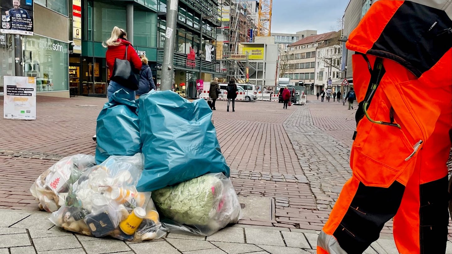 Ein Mitarbeiter der Stadt Ulm leert morgens die Mülleimer in der Innenstadt. (Foto: SWR, Anja Müller)