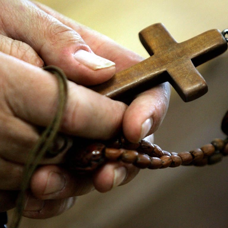 Ein Rosenkranz in der Hand - das Verfahren gegen einen  Pfarrer in Ellwangen wegen Missbrauchsvorwürfen wurde eingestellt.