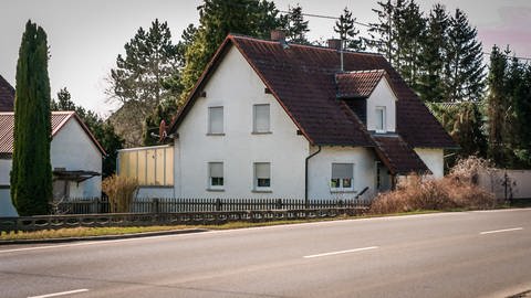 Im März 1953 gründete Erwin Müller seine erste Firma: einen Friseursalon in diesem Haus in Fahlheim (Foto: SWR)