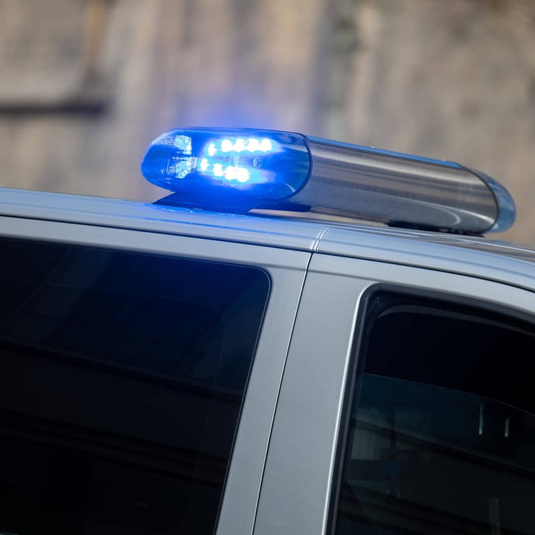 Das Blaulicht eines Polizeiautos - die vier Tatverdächtigen haben den Einbruch in Beimerstetten inzwischen gestanden. (Symbolbild) (Foto: IMAGO, IMAGO / Eibner)