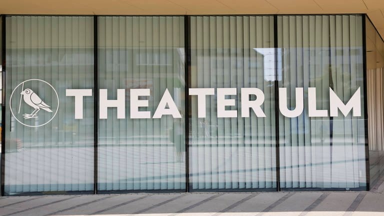 Das Theater Ulm hat nach eigenen Angaben mit spürbaren Nachwirkungen der Corona-Pandemie zu kämpfen. (Archivbild) (Foto: IMAGO, IMAGO / imagebroker)