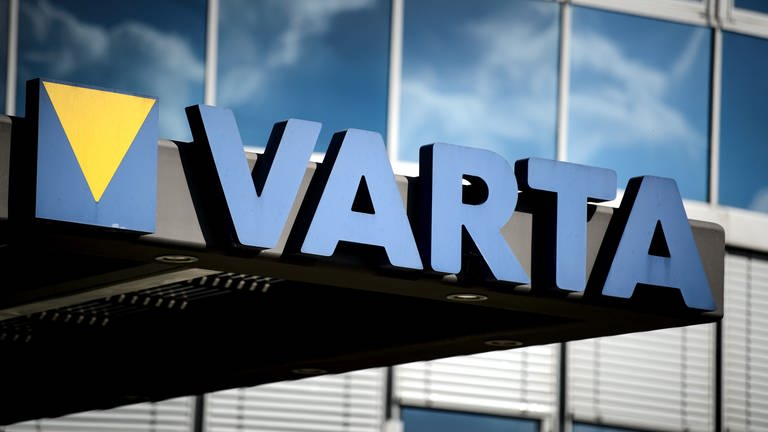 Unternehmensschild Varta nach Rückkauf (Foto: dpa Bildfunk, picture alliance/Sina Schuldt/dpa)