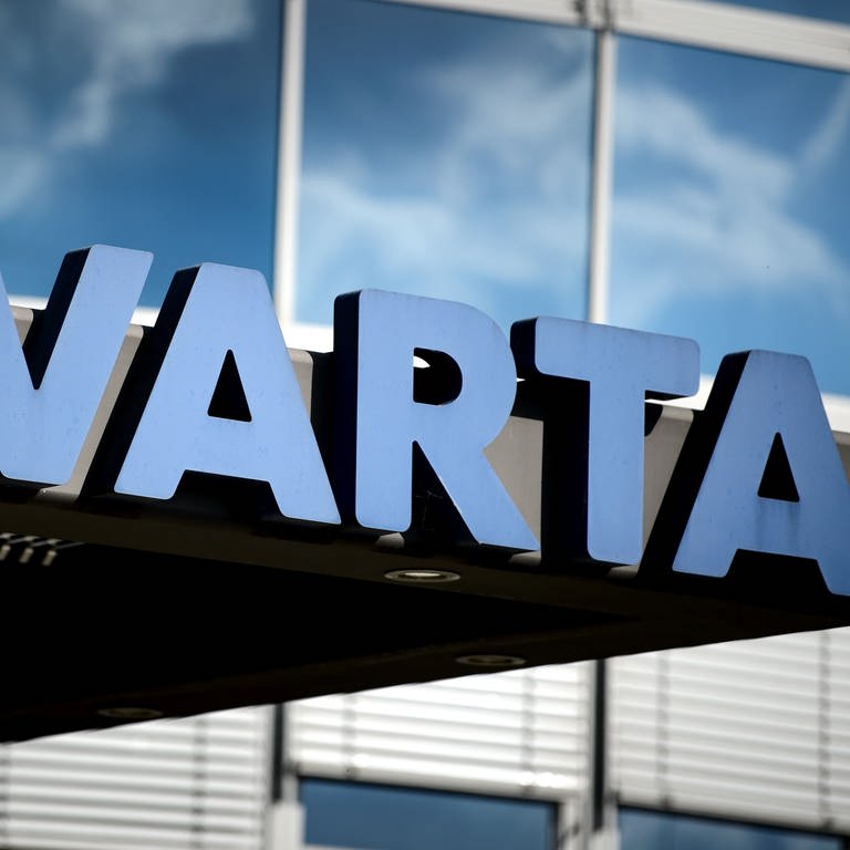Unternehmensschild Varta nach Rückkauf (Foto: dpa Bildfunk, picture alliance/Sina Schuldt/dpa)