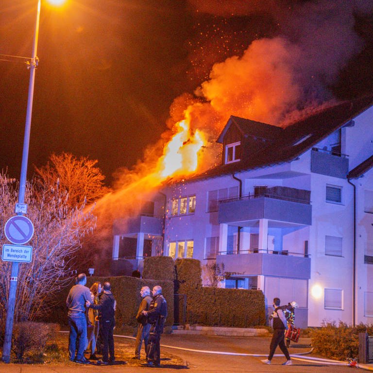 Der Dachstuhl eines Mehrfamilienhauses in Flammen - in der Nacht zu Dienstag wurde die Feuerwehr zu einem Großeinsatz nach Heidenheim-Mergelstetten gerufen.  (Foto: onw-images/ Dennis Straub)