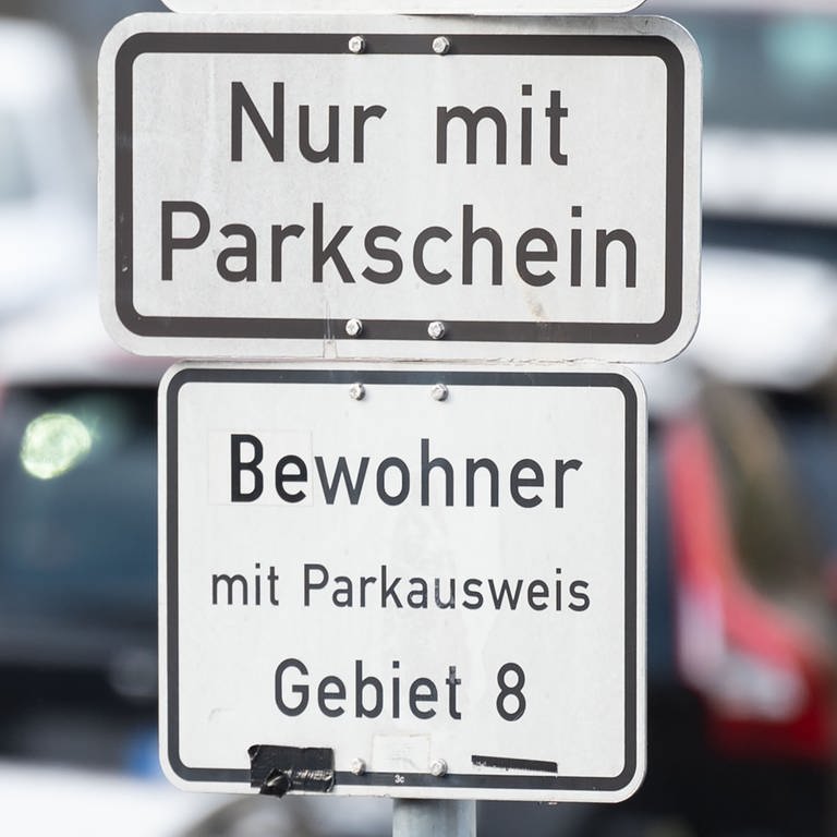 Schild für Anwohnerparken vor parkenden Autos