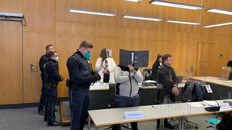 Am Landgericht Ulm hat der Mordprozess gegen zwei Angeklagte begonnen. Sie sollen ihren 31-jährigen Mitbewohner getötet haben. (Foto: SWR, Markus Bayha)