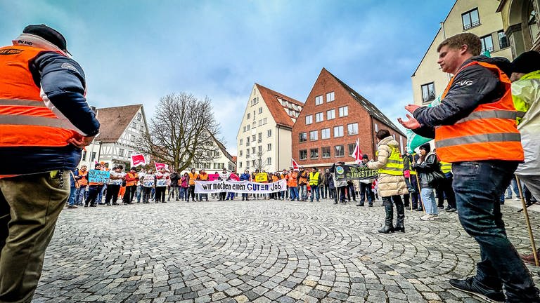 Warnstreik in Ulm: 380 Beschäftigte sind am Montagvormittag zu einer Kundgebung zusammengekommen