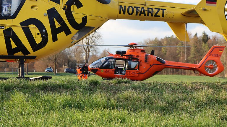 Bei einem Unfall in Ichenhausen (Kreis Günzburg) sind am Montagabend drei Menschen zum Teil schwer verletzt worden. Eine 57-jährige Autofahrerin hatte beim Abbiegen ein herannahendes Auto übersehen. (Foto: Mario Obeser)