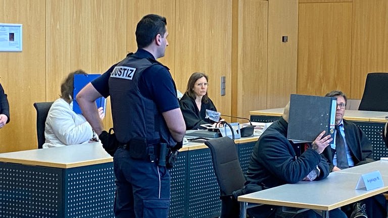 Paar aus Laichingen ist im Prozess vor dem Landgericht Ulm wegen Mordes angeklagt.  (Foto: SWR)
