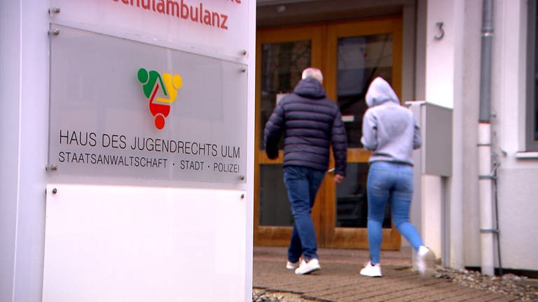 Ein Mann und ein Mächen betreten das Haus des Jugendrechts in Ulm (Foto: SWR)