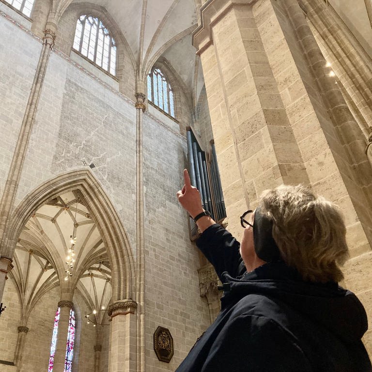 Münsterbaumeisterin Heidi Vormann zeigt auf die beschädigten Stellen im Münstergewölbe.  (Foto: SWR, Anja Müller )