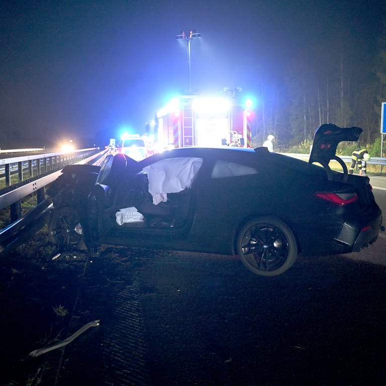 Bei einem Unfall auf der B28 zwischen Neu-Ulm und Senden ist im Oktober ein 22-jähriger Mann ums Leben gekommen. Die Staatsanwaltschaft hat nun den 28-jährigen Unfallverursacher angeklagt.  (Foto: Thomas Heckmann)