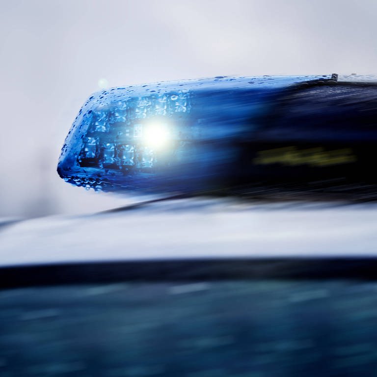 Blaulicht. In Ellwangen soll eine Elfjährige von einem Mann mit einer Pistole bedroht worden sein. (Symboldbild) (Foto: IMAGO, IMAGO / Fotostand)