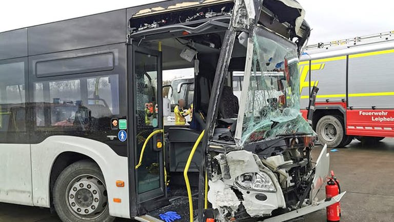 Bei einem Fahrsicherheitstraining des Busherstellers Evobus sind in Leipheim (Kreis Günzburg) drei Busse zusammengestoßen. 