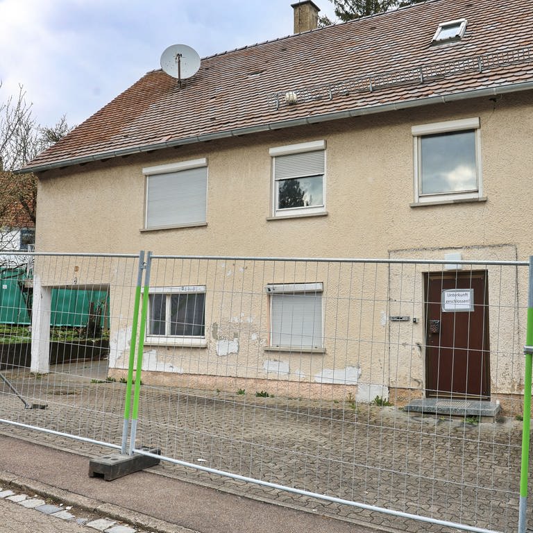 Die Flüchtlingsunterkunft in Illerkirchberg ist bereits mit Bauzäunen abgesperrt. Der Auftrag für den Abriss ist bereits erteilt. (Foto: Ralf Zwiebler)