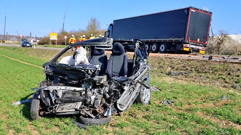 Bei einem Unfall auf der B465 bei Ehingen ist am Mittwoch ein Kleinwagen frontal mit einem Lastwagen zusammengestoßen.