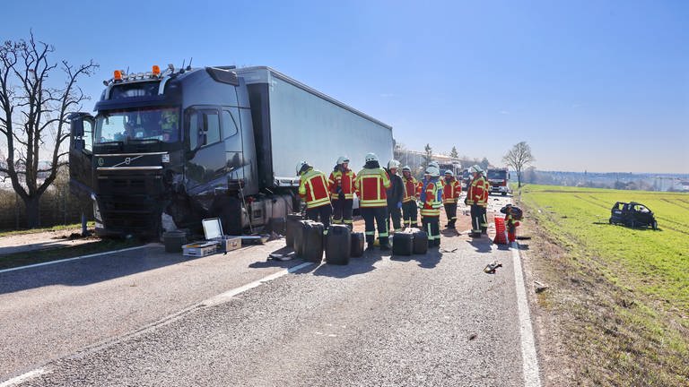 Bei einem Unfall auf der B465 bei Ehingen ist am Mittwoch ein Kleinwagen frontal mit einem Lastwagen zusammengestoßen. (Foto: Ralf Zwiebler)