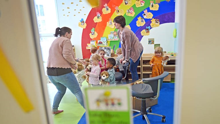 Zukunft der Kinderbetreuung im Ostalbkreis: Müssen es immer Erzieherinnen sein? (Foto: IMAGO, IMAGO / Sven Simon)