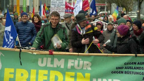 Ostermarschierer mit Transparenten in Ulm (Foto: SWR)