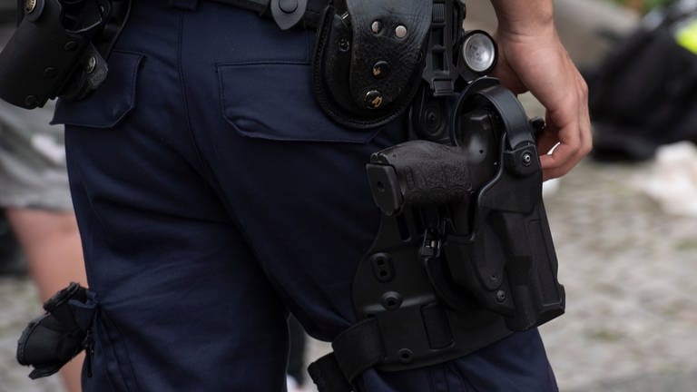 Polizei mit Schusswaffe (Foto: dpa Bildfunk, Paul Zinken)
