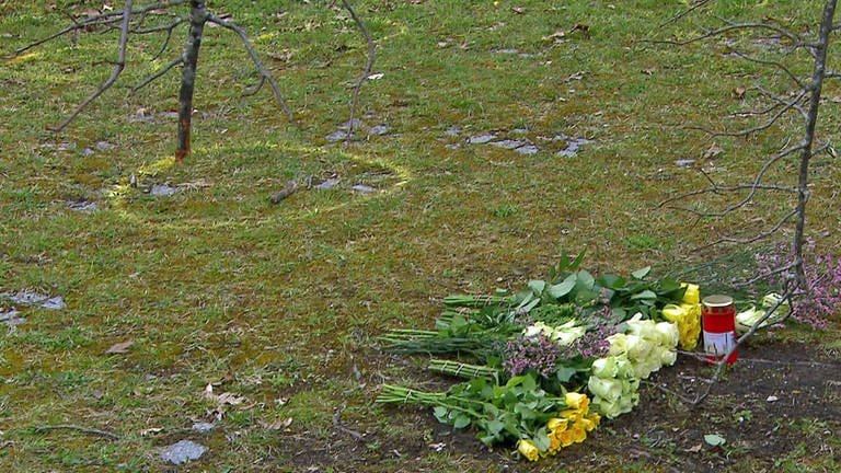 Blumen liegen am Tatort nach der Kindstötung eines 7-jährigen Mädchens in Ulm-Wiblingen (Foto: SWR)