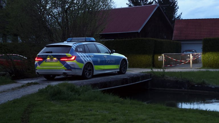 Nach dem Fund zweier Leichen in Altenstadt (Landkreis Neu-Ulm) dauern die Ermittlungen der Kripo weiter an.  (Foto: dpa Bildfunk, picture alliance/dpa | Karl-Josef Hildenbrand)