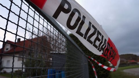 Nach dem Fund zweier Leichen in Altenstadt (Landkreis Neu-Ulm) dauern die Ermittlungen der Kripo weiter an.  (Foto: dpa Bildfunk, picture alliance/dpa | Karl-Josef Hildenbrand)