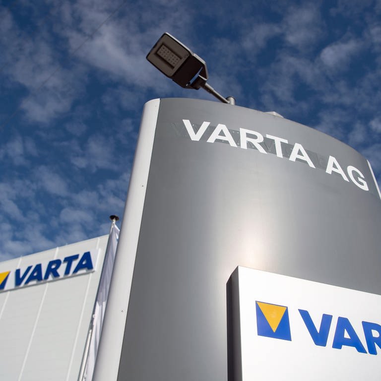 Das Logo des Batterieherstellers VARTA an einem Firmengebäude. Der Batteriehersteller VARTA mit Sitz in Ellwangen hat im Jahr 2022 rote Zahlen geschrieben. 2023 streicht der Konzern 390 Stellen. (Foto: dpa Bildfunk, picture alliance/dpa Marijan Murat)