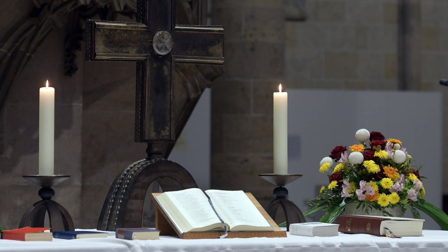 Altar im Ulmer Münster - schon bald könnten die Kirchenbezirke Blaubeuren und Ulm fusionieren (Foto: dpa Bildfunk, Stefan Puchner)