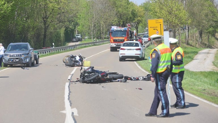 Ein abbiegender Autofahrer hat in der Nähe von Weißenhorn einen Unfall verursacht, bei dem zwei Motorradfahrer gestürzt sind. (Foto: z-media/Ralf Zwiebler)