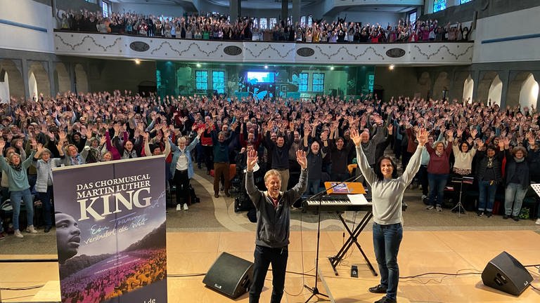 Rund 1.000 Sängerinnen und Sänger von Chören aus der Region proben in der Ulmer Pauluskirche für das Martin-Luther-King-Musical.  (Foto: SWR, Peter Köpple)