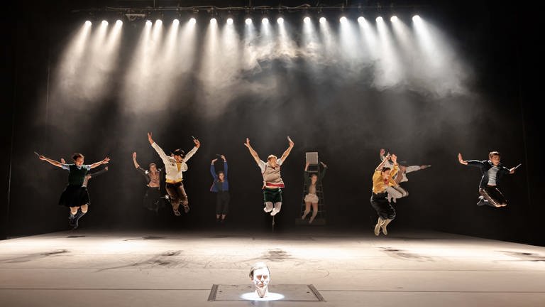 Ballettensemble des Theaters Ulm macht Luftsprünge im Großen Haus (Foto: Theater Ulm, Sylvain Guillot)