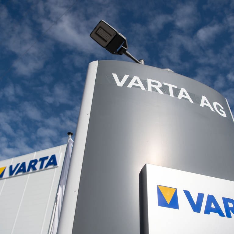 Am Mittwochnachmittag werden Beschäftigte des Batterieherstellers Varta auf einer Betriebsversammlung informiert (Archivbild)