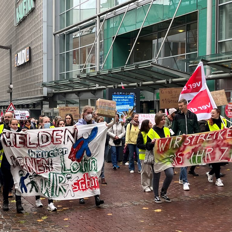Bei einem Demonstrationszug durch die Ulmer Innenstadt bekräftigten Beschäftigte der Uniklinik mit Trillerpfeifen und Transparenten ihre Forderungen. (Foto: SWR, Maren Haring)