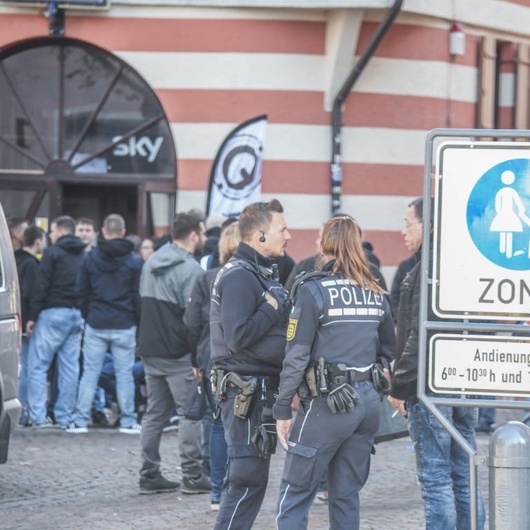 In Aalen sind am Wochenende gewaltbereite Fans in eine Massenschlägerei verwickelt gewesen. Die Polizei war mit einem Großaufgebot vor Ort. (Foto: Jason Tschepljakow)