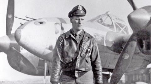 Ein US-Pilot vor Kampfflugzeugen während des Zweiten Weltkriegs (Foto: Pressestelle, Marcel Hess)