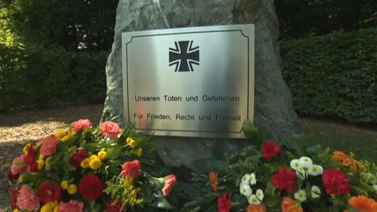 Vor dem Denkmal für die Opfer des Zweiten Weltkriegs in der Wilhelmsburgkaserne werden Kränze niedergelegt. (Foto: SWR)