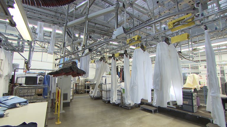 Große Maschinen waschen Textilien in einer Großwäscherei. (Foto: SWR)