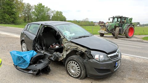 Unfallstelle: Bei Illertissen im Kreis Neu-UIm ist ein Traktor mit einem Auto zusammengestoßen.  (Foto: z-media Ralf Zwiebler)