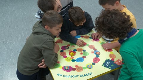 Bei einem Würfelspiel reden die Kinder mit ihren Pädagogen über Grenzen und Erfahrungen: Kinder lernen in Heidenheim, sich gegen Missbrauch zu schützen (Foto: SWR)