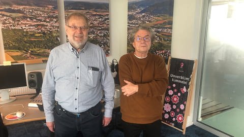 Wilfried Götting (links) und Klaus Hanemann (rechts) zu Gast um SWR-Studio Aalen. Die Herren waren mit wenigen anderen die ersten Studierenden an der Hochschule Aalen. (Foto: SWR)
