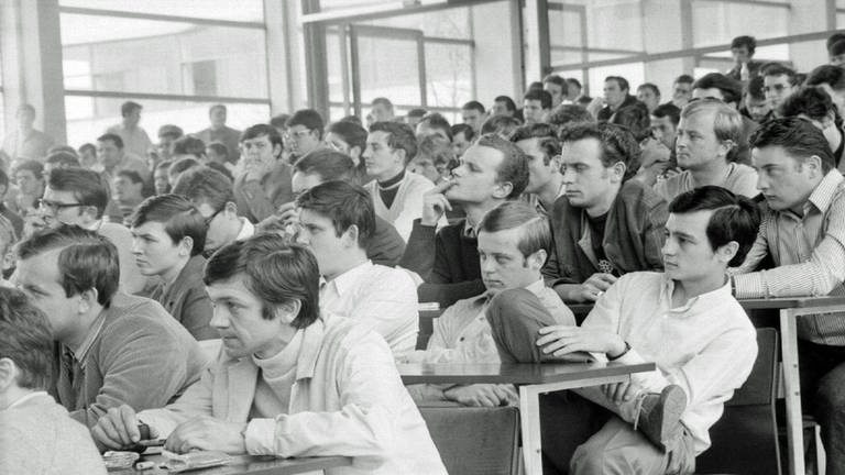 Volle Sitzreihen im Vorlesungssaal: Viele Studentinnen gab es an der Hochschule damals nicht. Heute sind rund 13 der Studierenden weiblich. Quelle: Hochschule Aalen (Foto: Hochschule Aalen)