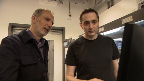 Volker Knoblauch (links) ist Prorektor Forschung an der Hochschule Aalen. Mit Marius Bolsinger (rechts) bespricht er dessen Forschung an der Schnelladefähigkeit von Batterien.  (Foto: SWR)