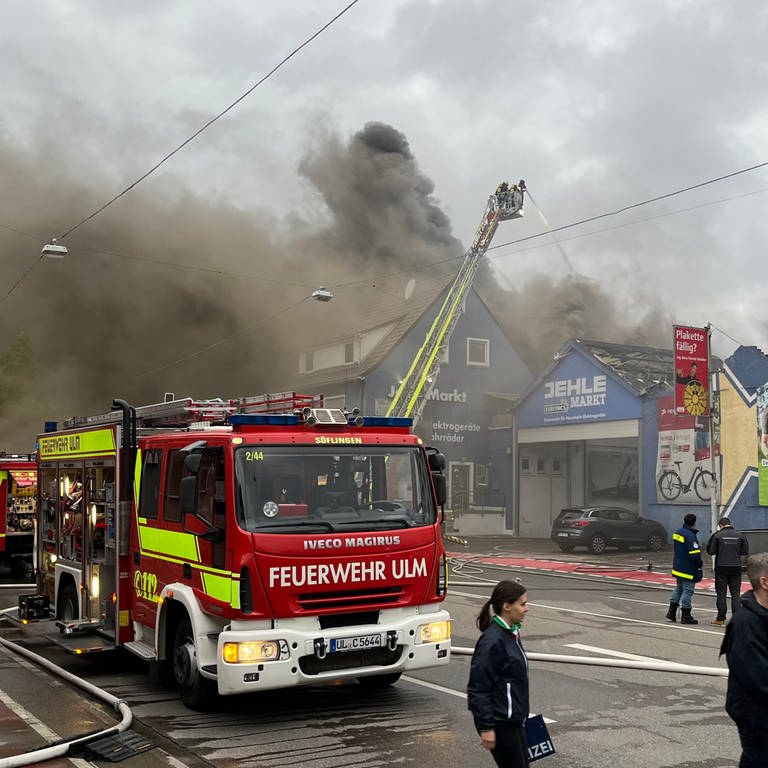 Brand in Ulm: Entgegen erster Angaben konnte die Feuerwehr nicht verhindern, dass die Flammen auch auf den Verkaufsraum des Marktes im Nachbargebäude übergriff. (Foto: SWR)