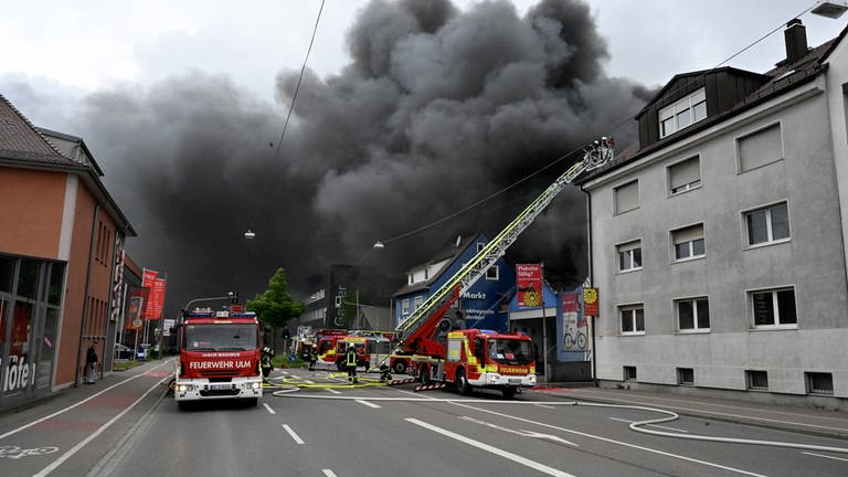 Feuerwehr im Großeinsatz: Großbrand zerstört Fachmarkt für Elektrogeräte und Fahrräder in Ulm