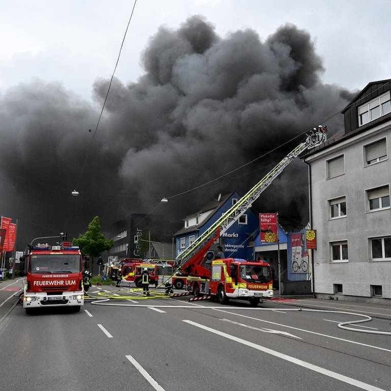 Feuerwehr im Großeinsatz: Großbrand zerstört Fachmarkt für Elektrogeräte und Fahrräder in Ulm (Foto: Thomas Heckmann)