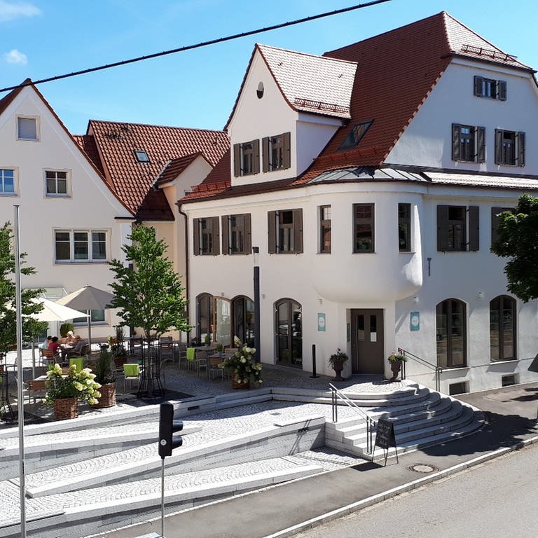 Der neue Kirchplatz mit Bürgercafé in Dietenheim nach der Sanierung. (Foto: Stadt Dietenheim)