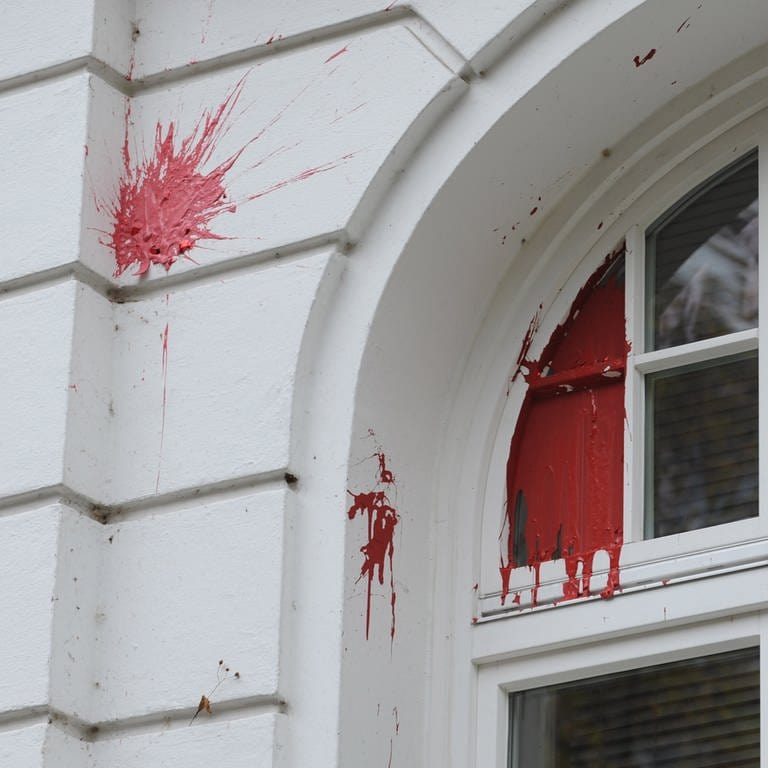 Rote Farbe auf einer Hausfassade: In Nördlingen soll eine Seniorin für eine ganze Serie von Vandalismus verantwortlich sein. (Symbolbild) (Foto: dpa Bildfunk, picture alliance/dpa | Angelika Warmuth (Symbolbild))